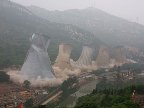 萊蕪發電(diàn)廠水塔爆破拆除工程