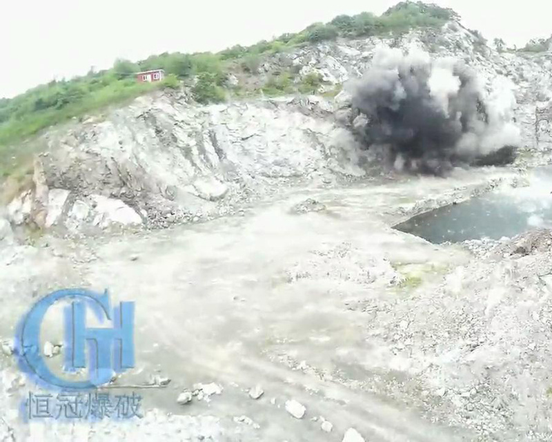 哈爾濱市(shi)公(gong)安(an)跼(ju)廢舊炮彈銷毀